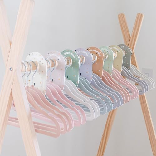3 Sprouts Velvet Baby Hangers - Non-Slip Hangers for Infant and Toddler Clothes - Slim Space-Saving Design with Nordic Colors for Nursery - 30 Pack - Pink