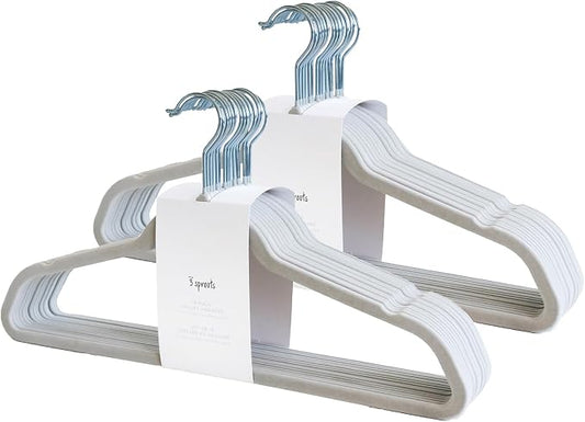 3 Sprouts - Adult Velvet Hangers - Non Slip Felt Clothing Hanger Set - Durable & Slim for Space Saving - Ideal Velvet Hangers for Organization - Lightweight Thin Clothes Hangers - Pack of 30 - Gray