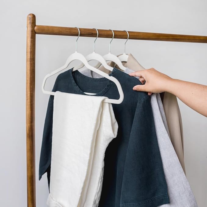 3 Sprouts - Adult Velvet Hangers - Non Slip Felt Clothing Hanger Set - Durable & Slim for Space Saving - Ideal Velvet Hangers for Organization - Lightweight Thin Clothes Hangers - Pack of 30 - Cream