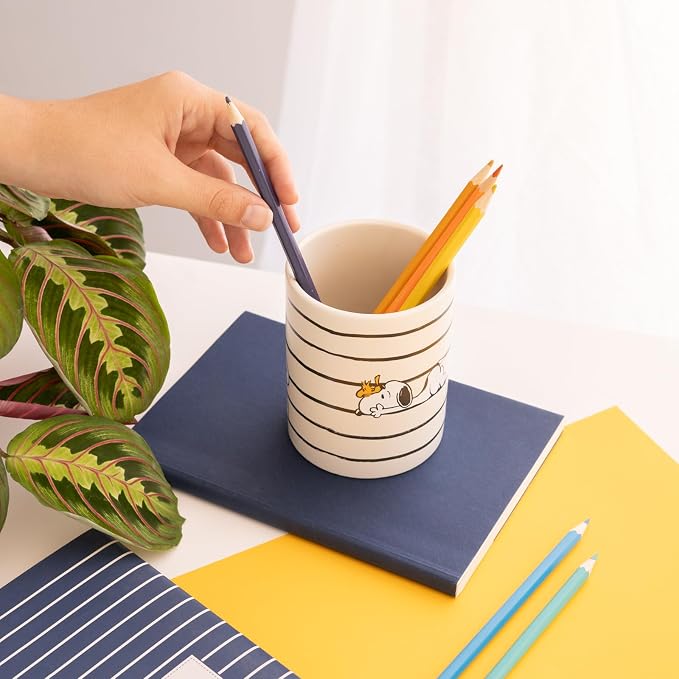 Grupo Erik Snoopy Pen Holder | Desk Organizer, Accessories | Pencil Pot, Stationery | Snoopy Gifts, Mug | Ceramic Pen Pot, Pencil Pot, Pencil Holder, Desk Organiser - Dog Stationery Gifts Under 15 Pounds