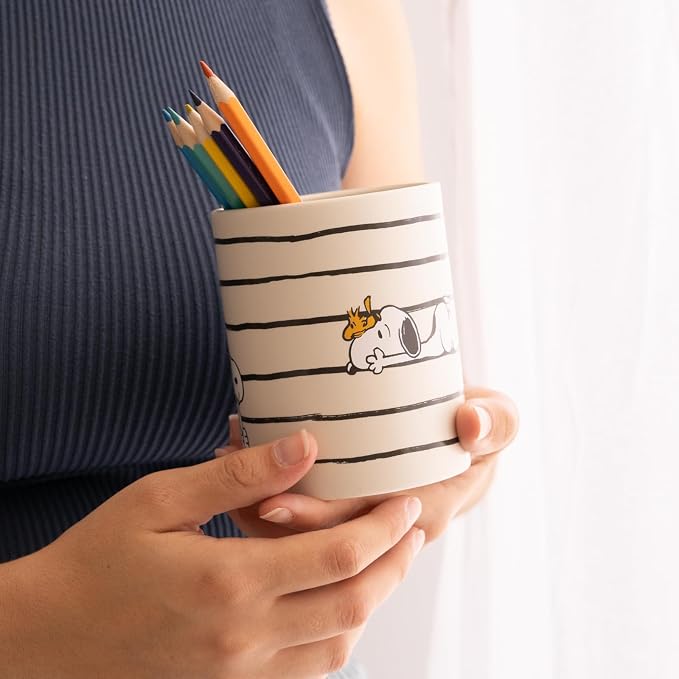 Grupo Erik Snoopy Pen Holder | Desk Organizer, Accessories | Pencil Pot, Stationery | Snoopy Gifts, Mug | Ceramic Pen Pot, Pencil Pot, Pencil Holder, Desk Organiser - Dog Stationery Gifts Under 15 Pounds